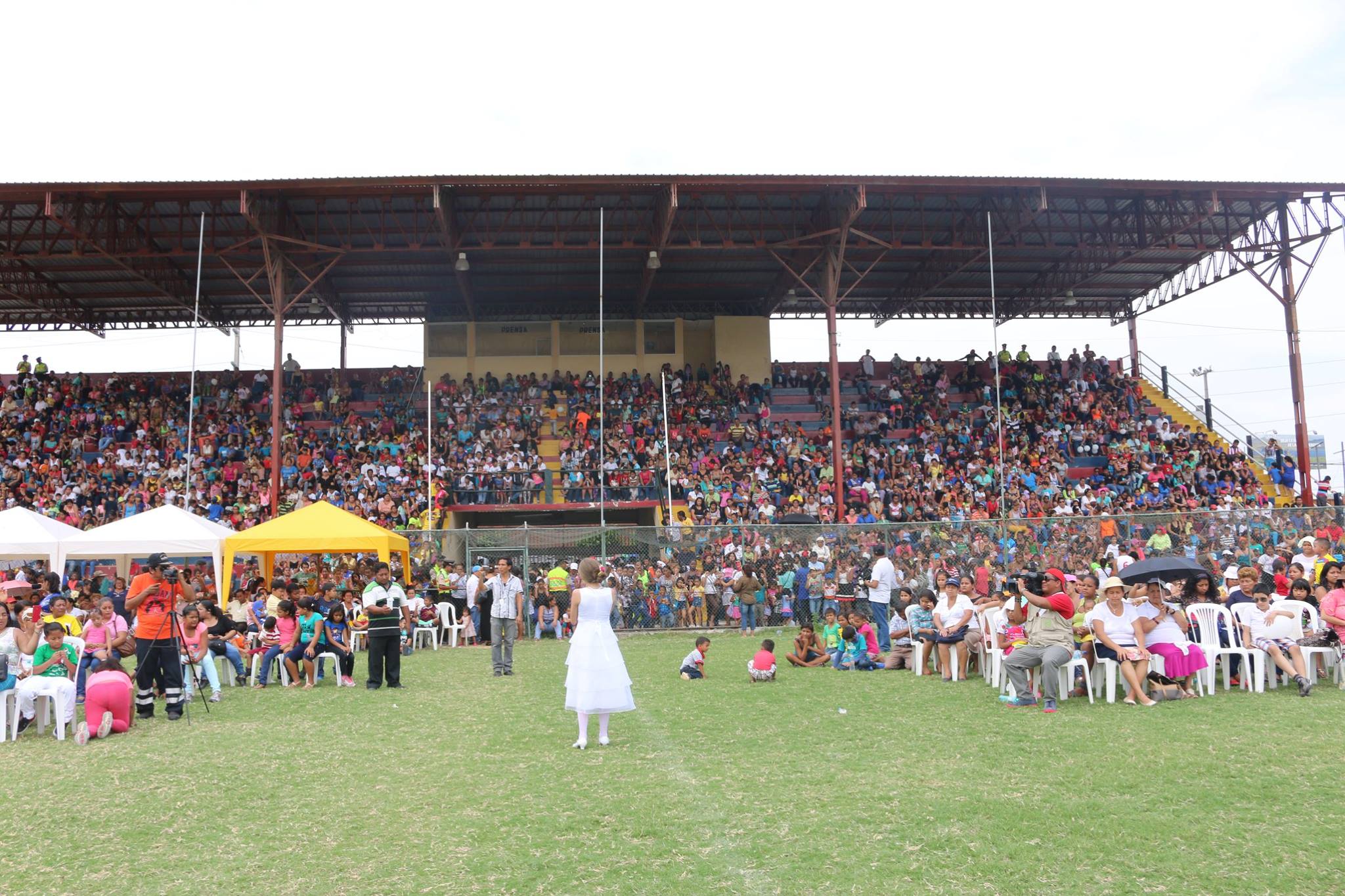 Portada del álbum Entrega de juguetes Coliseo Sandiford - Durán